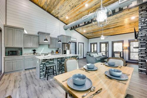 Hochatown House | Near New Casino Broken Bow Cabin with Hot Tub