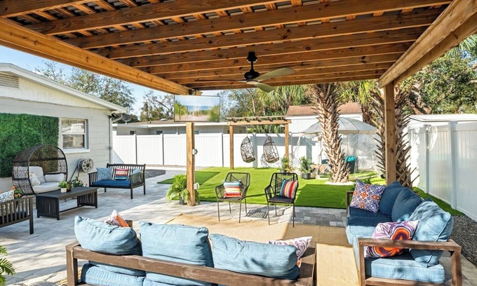 North Hyde Park House | Near RJ Stadium | XXL Pergola | Outdoor TV Daybed