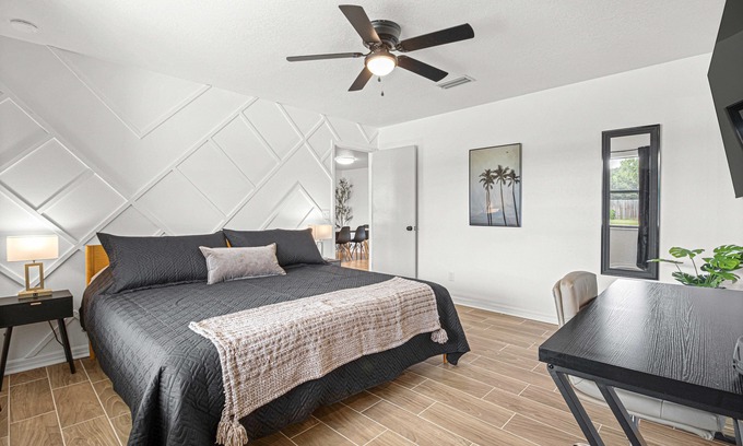 Ocala House | Near Silver Springs & Downtown, with 3 King Size Beds & garage game room!