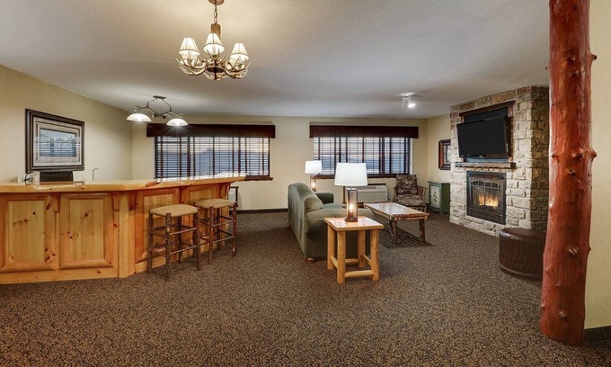 Moline Hotel | Near TaxSlayer Center! Cozy Rooms with Rustic Decor, 2 Pools | 2 Units