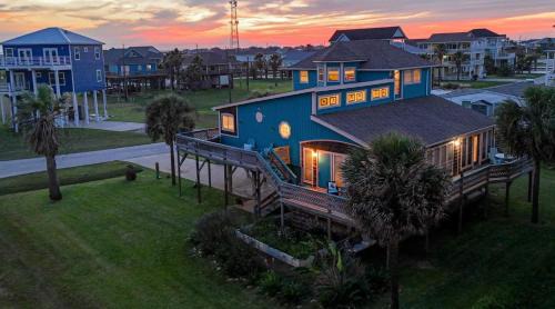 San Luis House | Near the Beach and Accommodates 13 Comfortably