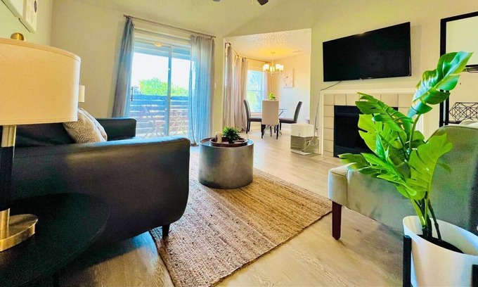 Milwood Apartment | Near the Domain | 2 BR Workspace | Private Terrace