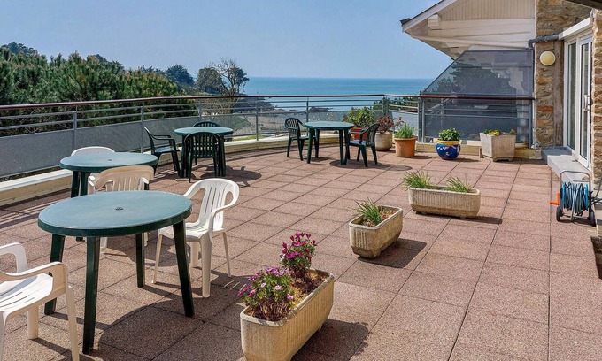 Kerfany-les-Pins Apartment | Near the wide sandy beach of Kerfany les Pins welcomes you this compact apartment.