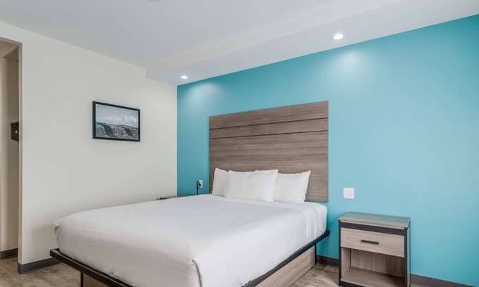 Katy Resort | Near Vibrant Katy Boardwalk District! Offers Free Parking and Breakfast!