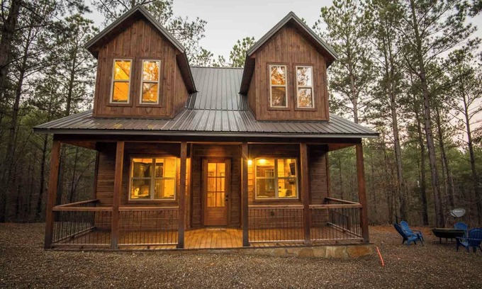 Broken Bow Cabin | Near wineries, breweries, shopping, art gallery, Broken Bow Lake, and river.
