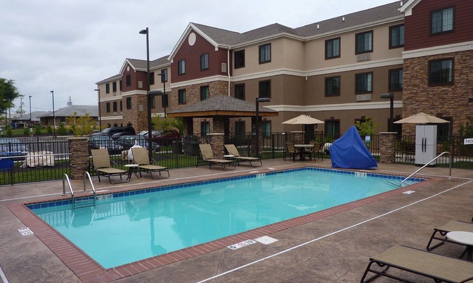 Bowling Green Condo | Near WKU campus | Free Breakfast Buffet, Pool & Gym Access