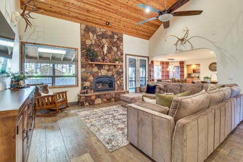 Pinetop House | Near Woodland Lake Park Cabin with Serene Deck!