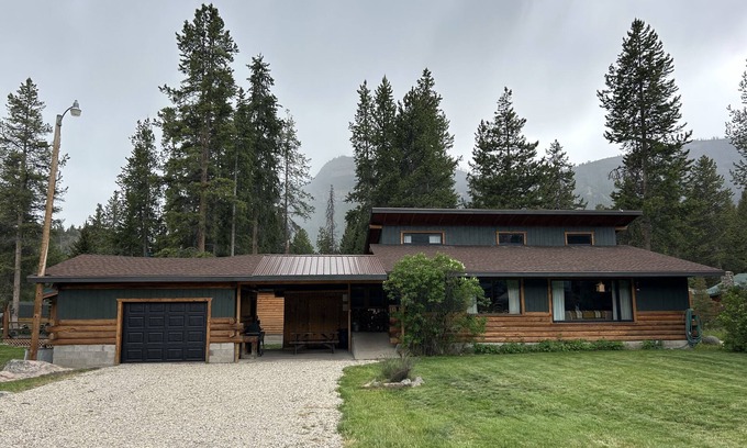 Cody Cabin | Near Yellowstone, this Cabin will throw you back in time!