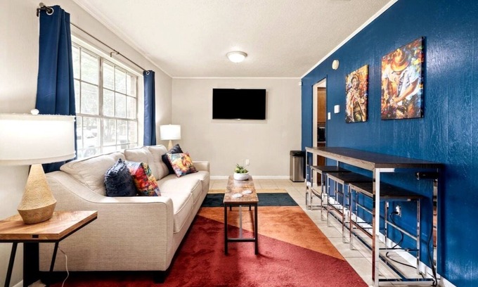 Pineville Apartment | Near Zoo/Museum | 55" TV | King 🛏| W/D|Free🅿️| Pet✅