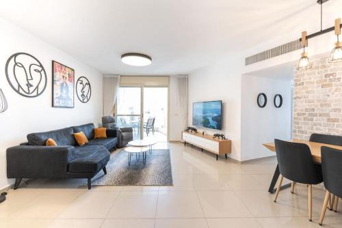 Rishon LeTsiyon Apartment | Neat 4BR Apt. With Parking/High Floor/Elevator/AC