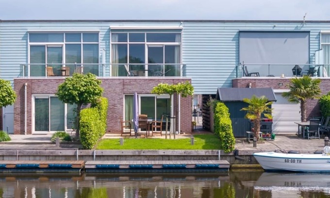 Oude-Tonge House | Neat island house with beautiful view and lovely roof terrace.