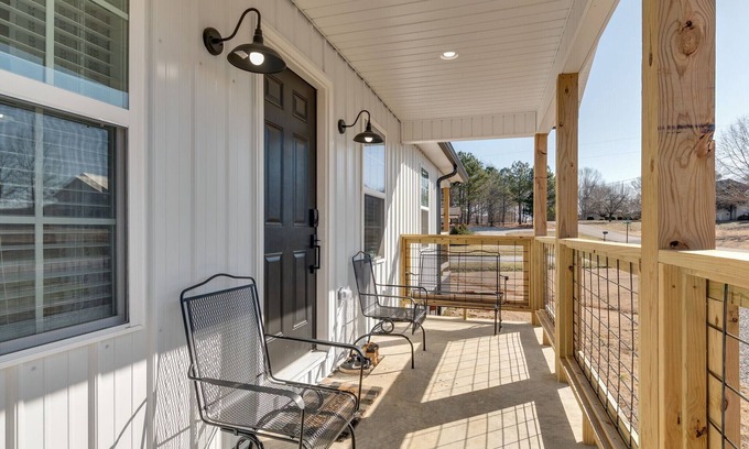 Decaturville House | Need a break? Love to fish, boat or play golf? The White House is perfect.