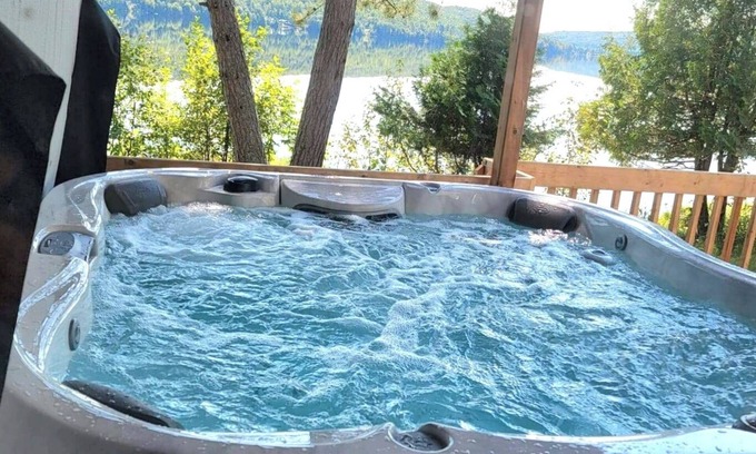 Riviere-Rouge Ski Chalet | Nelson A Lake front Log Cabin With A Private Hot Tub
