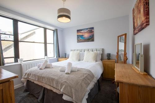 Brixham Apartment | Nelson's Quarters- Harbour & High Street