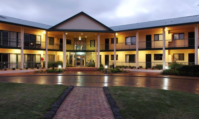 Boneo Resort | Nepean Country Club - Facilities like Swimming pools, tennis, mini golf, etc