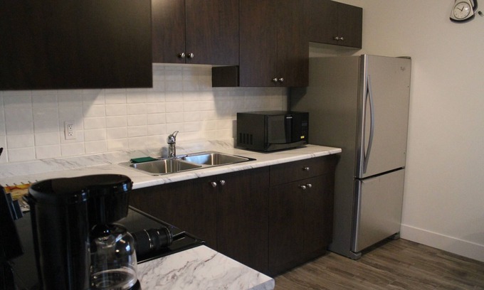 Surrey Apartment | Nestled Between 2 Beaches - White Rock Or Crescent Beach