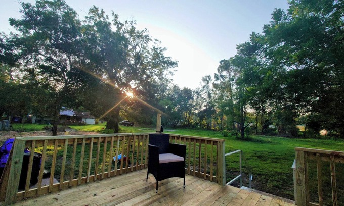 Alvin House | Nestled in nature 3-bedroom mobile house in Alvin