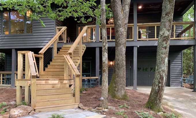 Scaly Mountain House | NestleInn: Your Ultimate Mountain Escape - Where Luxury Meets Nature's Embrace!