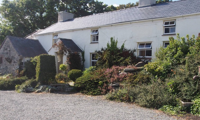 Llanerchymedd Cottage | Nestling in a quiet corner of Anglesey - beautiful traditional Welsh cottage.