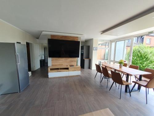 Schwerin Apartment | Neumühler Hof Ferienwohnung "Stefan" bietet 4 Schlafzimmer und 4 Bäder , eine Große Badewanne und großer Terrasse zum Garten, kostenfreie Parkmöglichkeiten