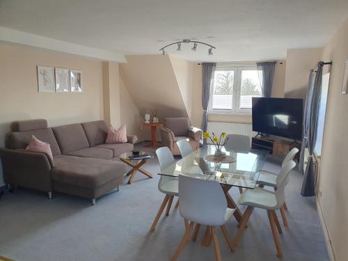 Schwerin Apartment | Neumühler Hof- Ferienwohnung "Thomas" 3 Zimmer,3 Bäder mit Dusche, kostenfreie Parkplätze vor dem Haus