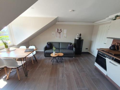 Schwerin Apartment | Neumühler Hof- Gemütliche Wohnung "Lenia" Parkplätze und Kongresshalle in der Nähe