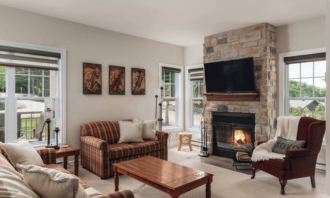 Saint-Faustin-Lac-Carre Condo | Neve, Pool & beach in the heart of Mont-Blanc