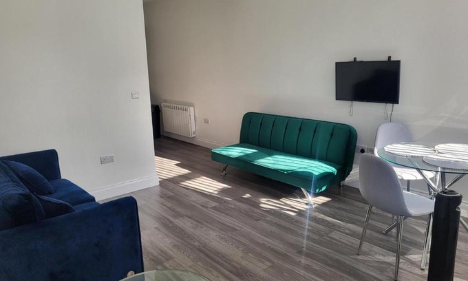 Dartford Apartment | NEW 1 BED FLAT IN DARTFORD AIRPORT PICK,DROP AVAILABLE- 40 Mins into London -FIBRE BROADBAND-10 MINS WALK TO CITY CENTRE