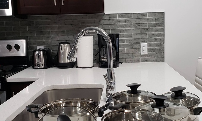 Southwest Edmonton House | New 1 bed Suite with Wifi, Netflix, Smart Lock