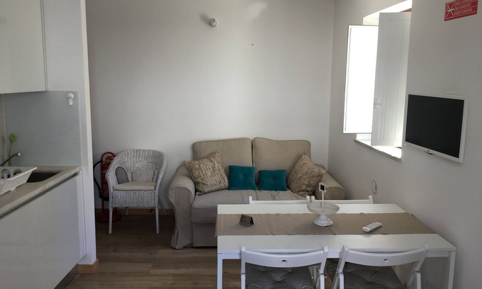 Sesimbra Apartment | New 1 bedroom apartment for holidays 150 meters from the beach