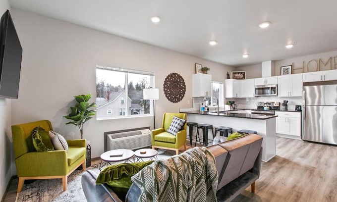 South Perry District Apartment | New 2 Bd 2 Bth Near Perry Dist and Downtown