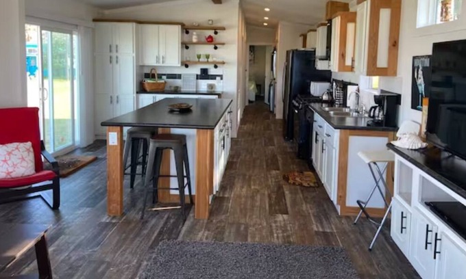 Long Mott House | New 2 Bed/1 Bath Bayfront Home