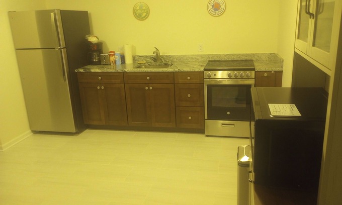 Blades House | New 2 bedroom apartment. Quiet setting, Just bring your suitcase and enjoy.