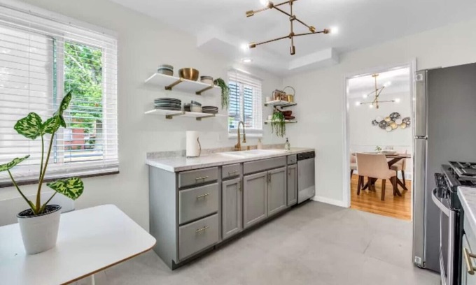 Detroit House | NEW 20% OFF - Grosse Pointe/Detroit Relaxing Home