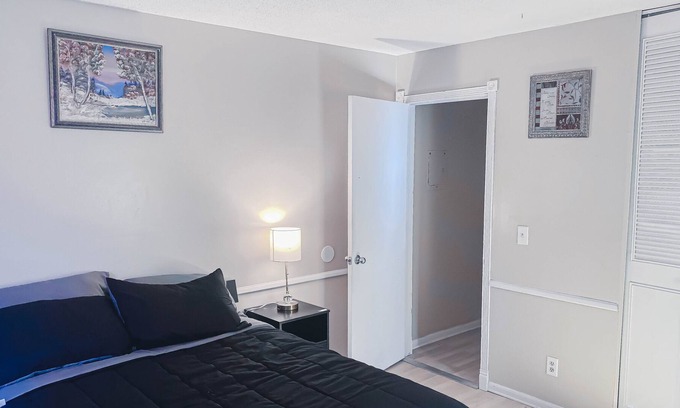Lyn-Lake Condo | New! 20% off-Uptown Charm - Quiet Condo + Free Parking next to Attractions