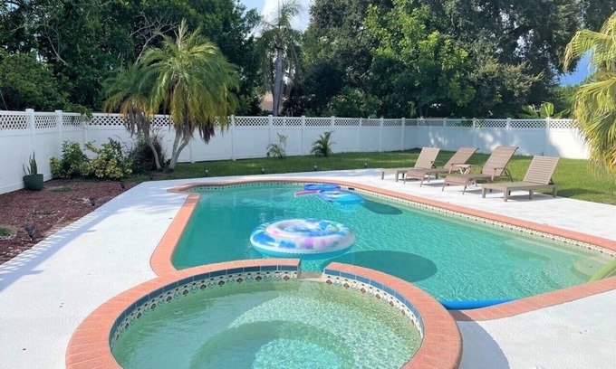 Gulf Gate Estates House | New 2b/2b home w/a heated pool & hot tub near Siesta