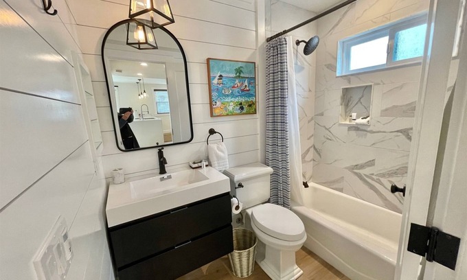 Balboa Peninsula House | NEW 2Bath 216B Upper Light Filled Casita w/AC