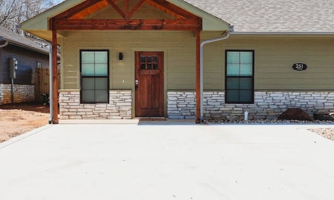 Paris House | New 2BR, 2B, 251 11th NE, unit1