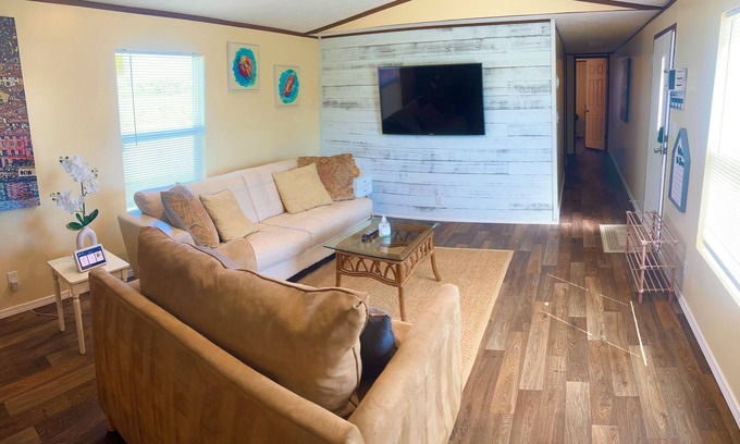 Interchange Square House | New! 3/2 House: 10 min beach, 50 min Space Center
