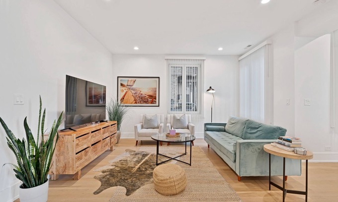 Chicago Apartment | NEW! 3 Bed 3 Bath Lakefront Oasis, Parking Included ~ by AllSet Turnover