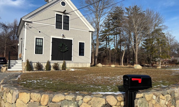 North Scituate House | New 3-bedroom barn in seaside area of Scituate with beaches and shopping nearby