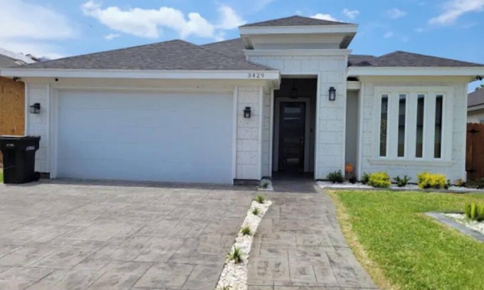 McAllen House | New 3-bedroom home in convenient location.