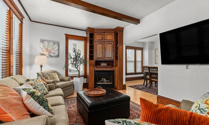 Appleton House | New! 3BR Sleeps 9! 4 min to Downtown Appleton