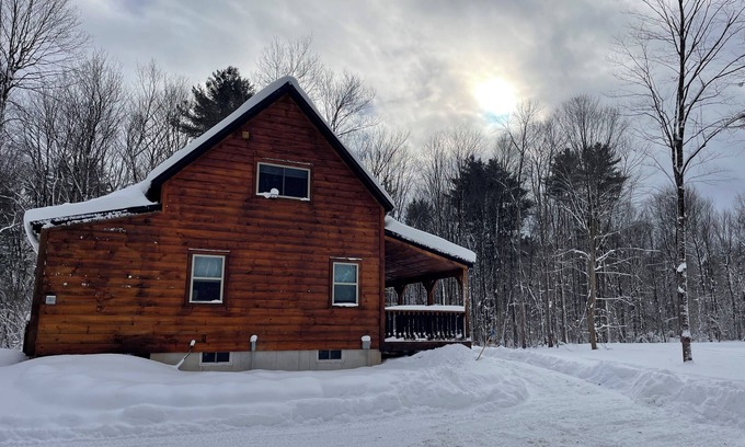 Cleveland Cabin | New 4-bedroom cabin in Cleveland with a Hot tub