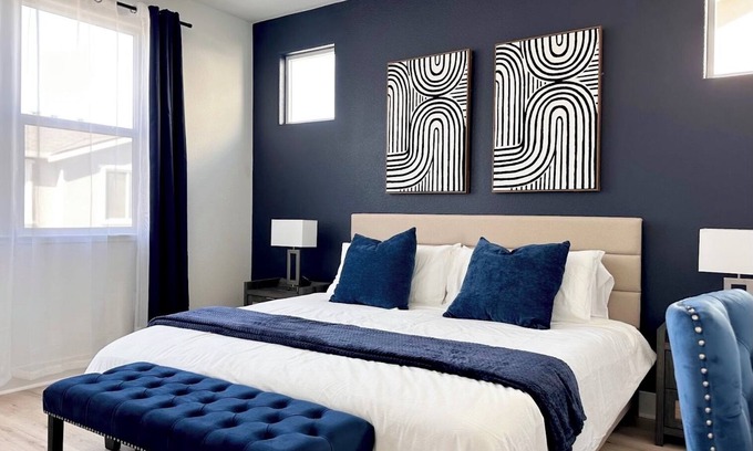 Woodland House | New 4-bedroom Home. EV Charging [15 minutes from Downtown Davis and SMF Airport]