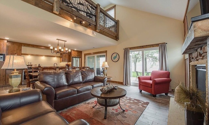 Alexandria House | NEW 4 Bedroom Lakefront Villa @ Lake Darling Resort