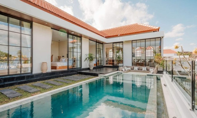 Batu Bolong House | New! 4BBR Villa - Private Pool, Central Location