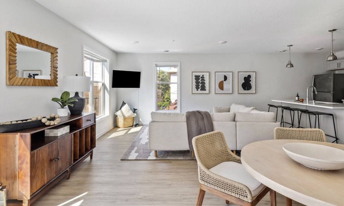 Uptown Condo | NEW 5 Bedroom Cityscape Sanctuary + Rooftop Deck