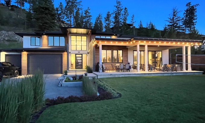Southwest Mission House | 🏖️☀️NEW! 5 mins to Beaches,Trails,& Wineries. Modern House w/a huge Hot Tub Spa!