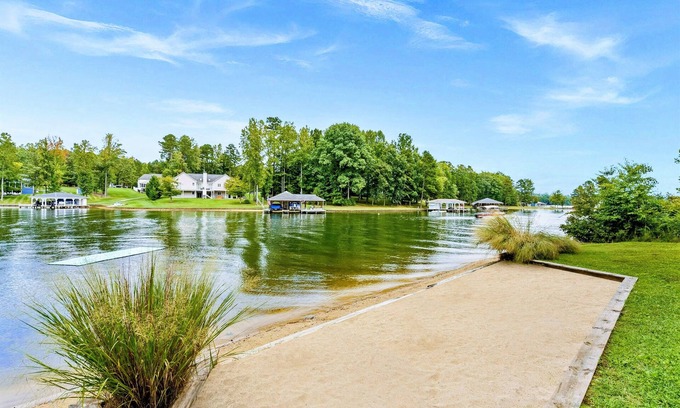 Mineral House | NEW 6BR Lakefront Lake Anna 5 Suites, Dock, Beach